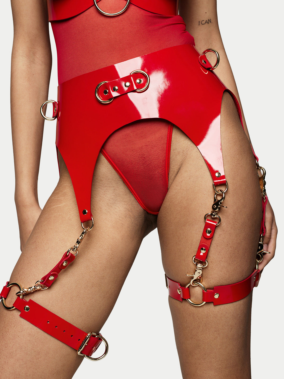 Adore Strumpfbänder aus Leder in Rot