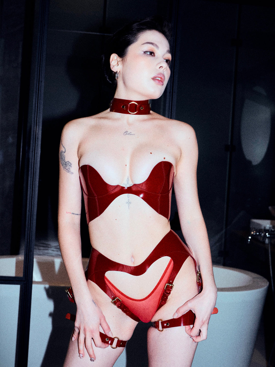 Set aus Doja-Strumpfhaltern und BH aus Leder in Rot